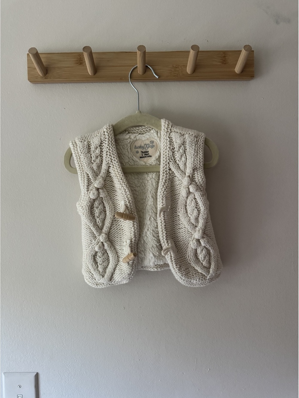 Babygap 2T fur white cream vest